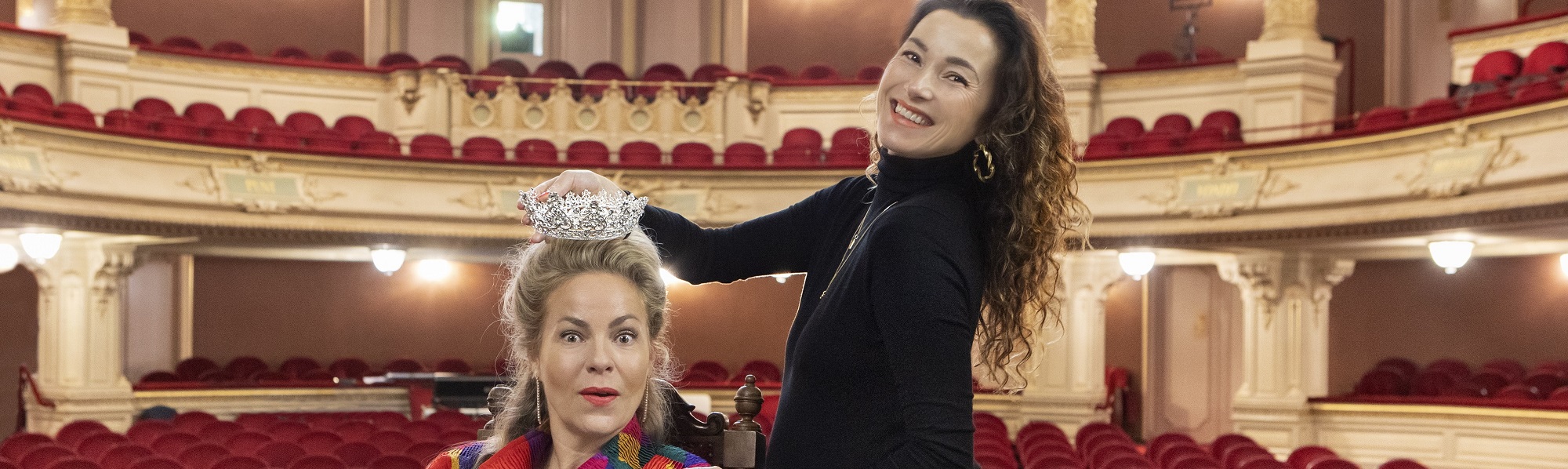 Birgit Schuurman zet kroon op hoofd Maaike Martens