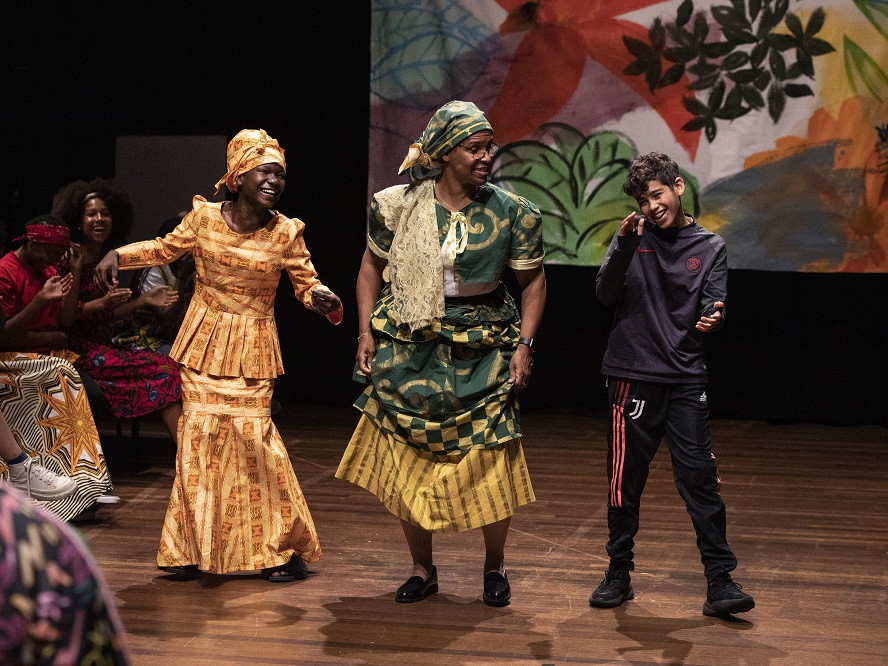 Scholier danst met tafeldame Jeritza Toney