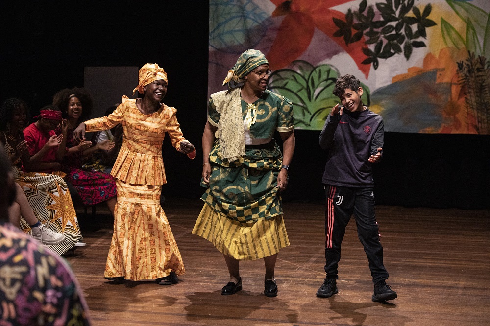 Scholier danst met tafeldame Jeritza Toney